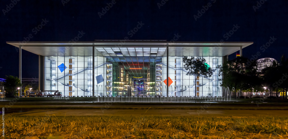 Φωτογραφία Beleuchtetes Bundeskanzleramt in Berlin aufgenommen im Sommer 2013 bei Nacht aus