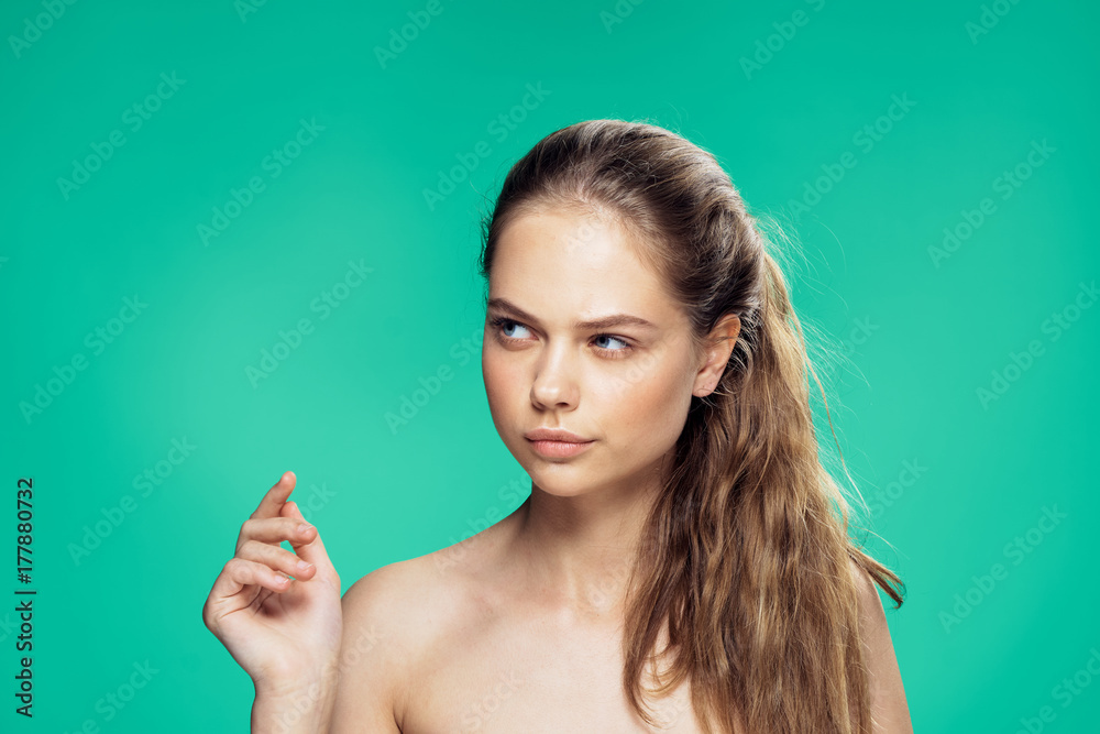 Obraz premium beautiful girl with a curly tail about something that reflects on a green background