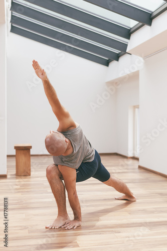 utthita parksovakonasana photo