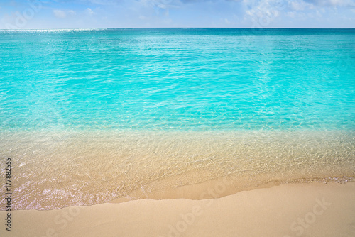 Fototapeta Naklejka Na Ścianę i Meble -  Caribbean turquoise beach clean waters