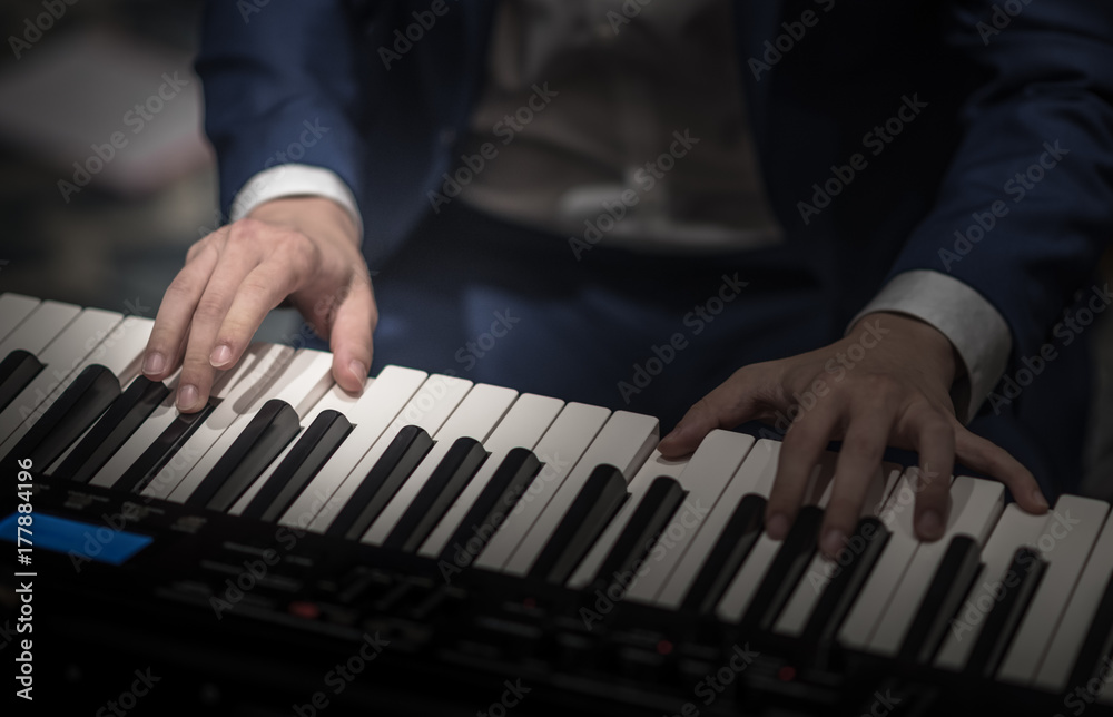Obraz premium Playing electric piano, Right hand focused