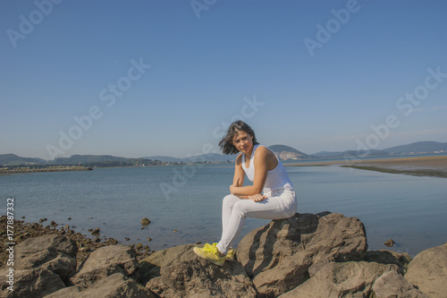 Mujer en Exterior de Día