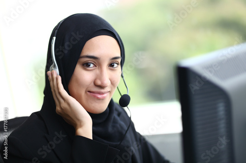 Fotografi Beautiful muslim business woman smiling at camera