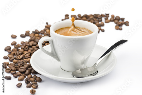 Fototapeta Filiżanka kawy z ziarnami na białym tle na wymiar