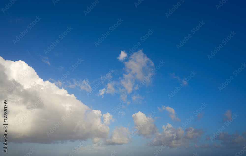 Naklejka premium Blue summer sky white cumulus clouds