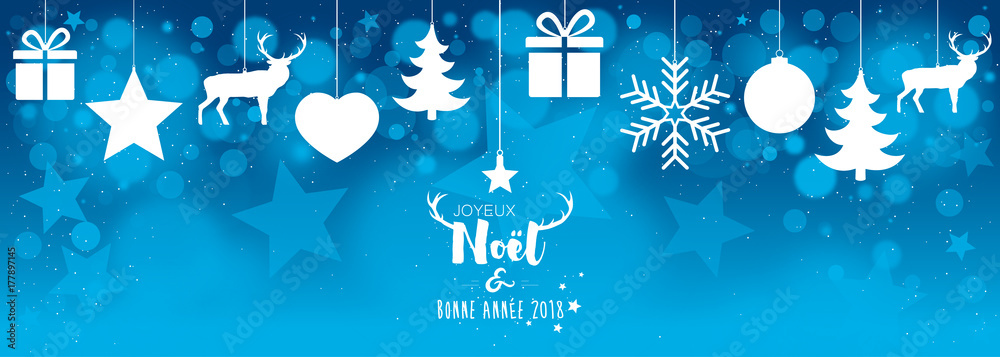 Carte de Noël avec décorations suspendues et bokeh bleu