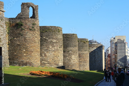 Las murallas romanas de Lugo siguen impresionando con sus dos mil años de antiguedad monumentos impresionantes de Galicia photo