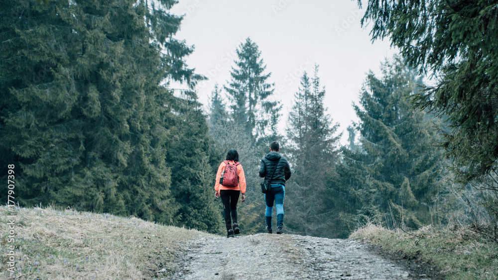 Obraz premium Young couple trekking