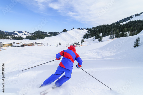 gekonnt Skifahren auf perfekt präparierter Piste