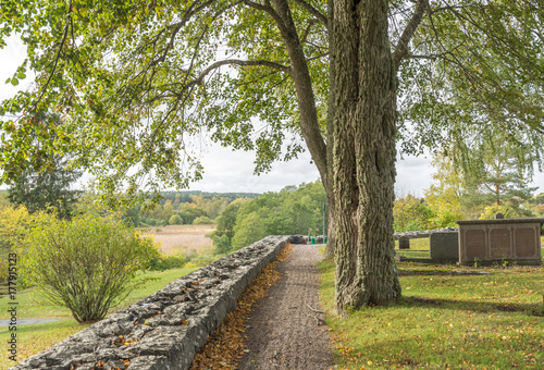 Mur till kyrkogården vid Össeby-Garns vackra stenkyrka i Roslagen photo
