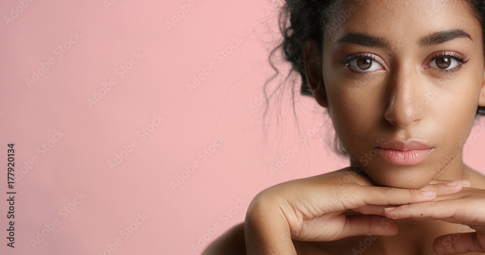 Φωτογραφία Close up video of a happy and relaxed young woman with perfect olive skin fixing