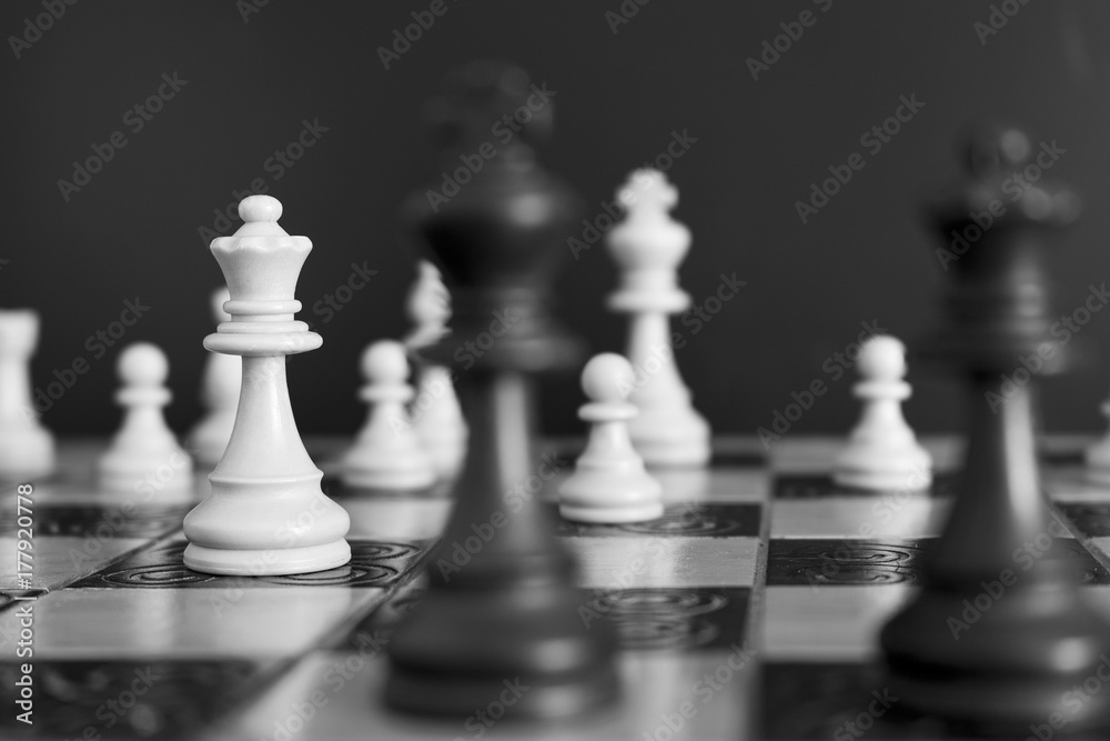 Scacchi fotografati su una scacchiera Scacchi fotografati su una scacchiera