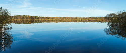 Fototapeta Panorama över liten insjö med spegelblankt vatten