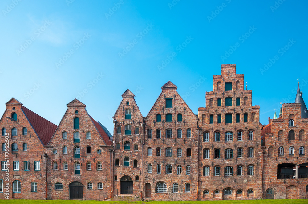 Fototapeta premium Historische Salzspeicher an der Obertrave in Lübeck