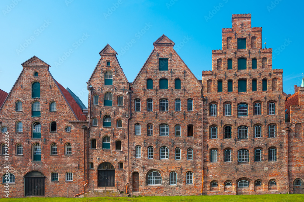 Fototapeta premium Historische Salzspeicher an der Obertrave in Lübeck
