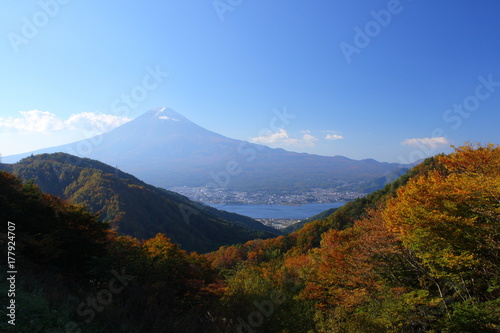 Fototapeta Naklejka Na Ścianę i Meble -  富士山と紅葉