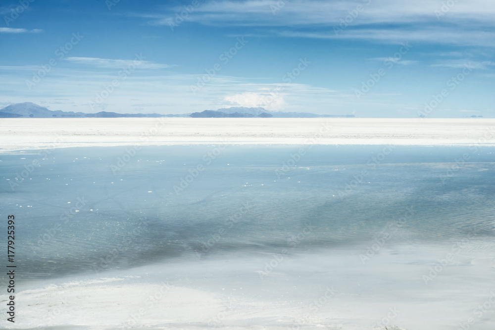 Fototapeta premium Salar de Uyuni, the larges salt flats in the world located near Potosi, Bolivia