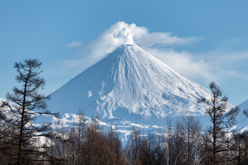 Fotobehang Vulkaan Klyuchevskoy vulkaan in winters Kamtsjatka  © Alexander Piragis