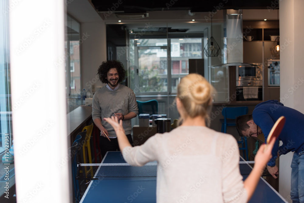 Obraz premium startup business team playing ping pong tennis