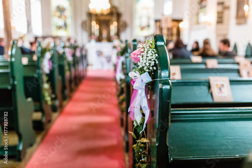 Blumendokoration in der Kirche bei einer Hochzeit