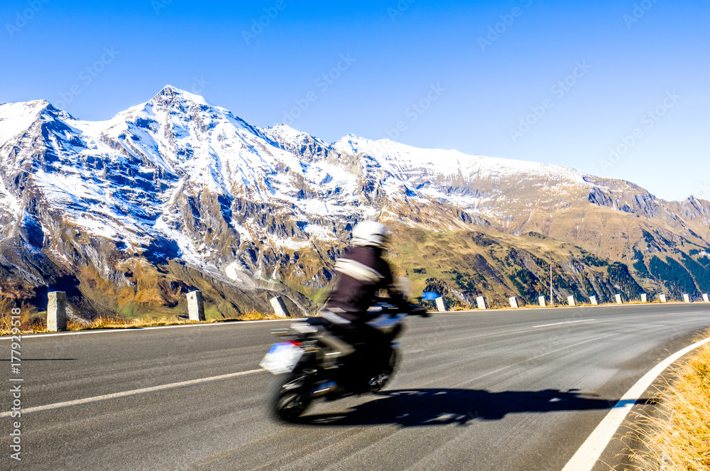 Obraz premium motorbike at the grossglockner mountain