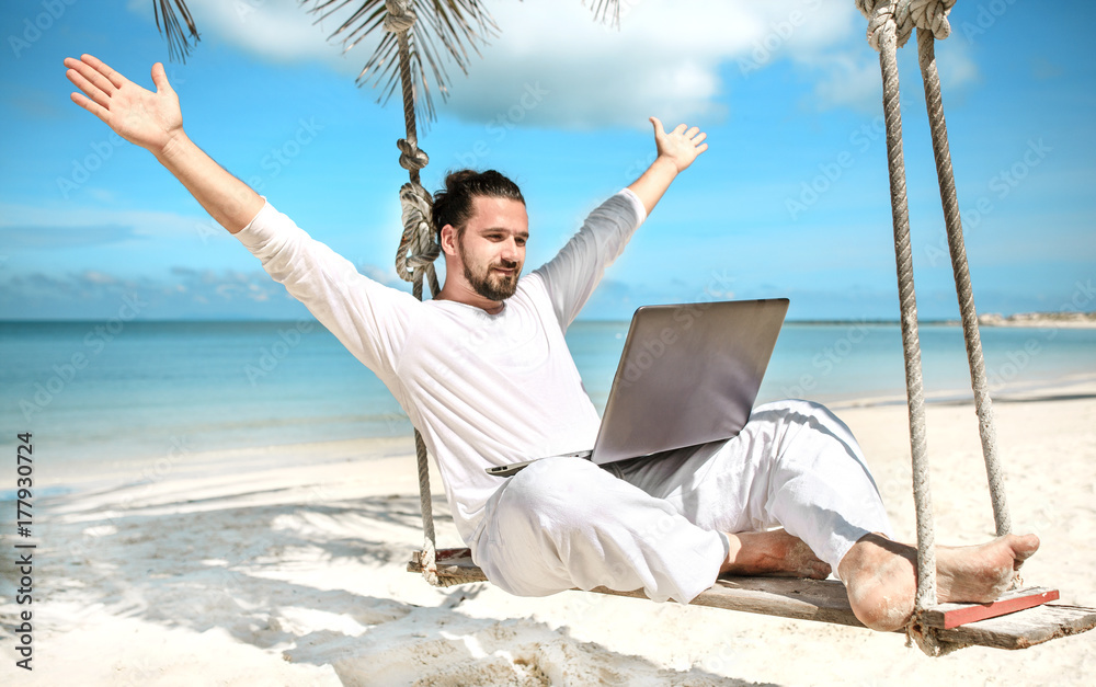 Businessman freelance on beach with laptop - obrazy, fototapety, plakaty 