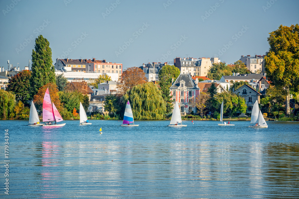 Naklejka premium Sailing boats on the lake of Enghien-les-Bains near Paris, France