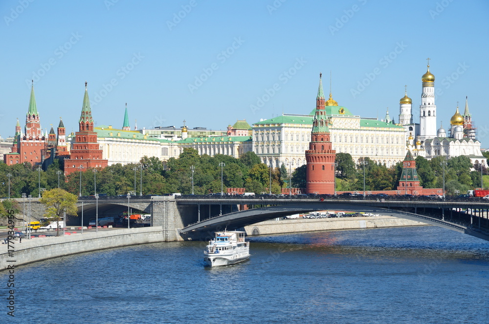 Autumn view of the Kremlin, Big Stone bridge and the Moskva-river, Moscow, Russia