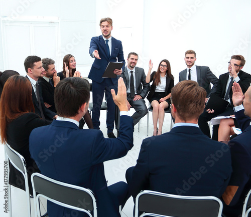 coach asks questions to the participants of the training.