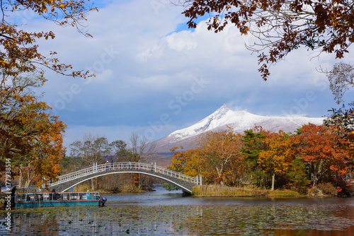 北海道　秋の大沼国定公園と新雪の北海道駒ヶ岳