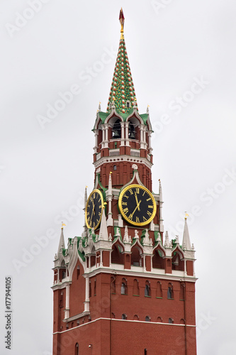Fototapeta Naklejka Na Ścianę i Meble -  The Spasskaya Tower of the Kremlin in Moscow, Russia. Is the main tower with a through-passage on the eastern wall of the Moscow Kremlin, which overlooks the Red Square.
