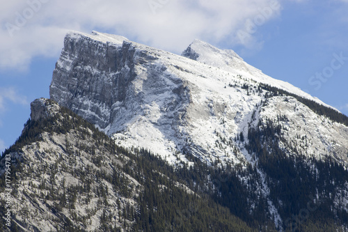 Fototapeta W dniu upadku, lekka warstwa śniegu pokrywa Mount Rundle w Banff National Park, Alberta, Kanada.