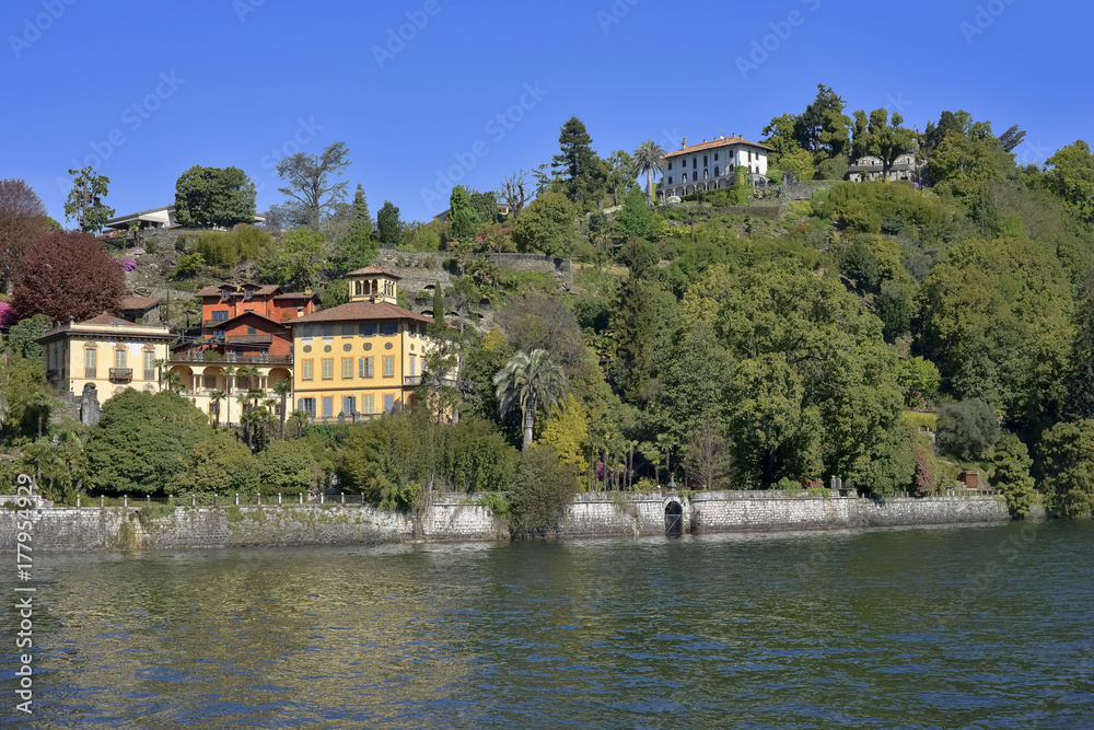 Obraz premium Italy, Lake Maggiore; Intra, the hill with Villa Taranto.