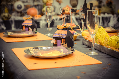 Foto une table de réception avec de la décoration pour la fête d'halloween, des verre