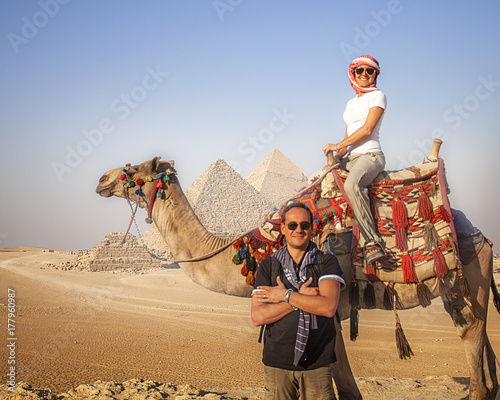 Coppia  sul cammello davanti alle Piramidi 