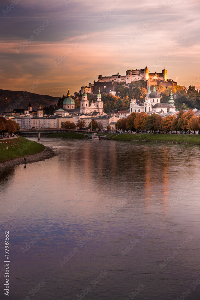Salzburger Altstadt und Salzach am Abend, Abendrot Salzburger Altstadt und Salzach am Abend, Abendrot