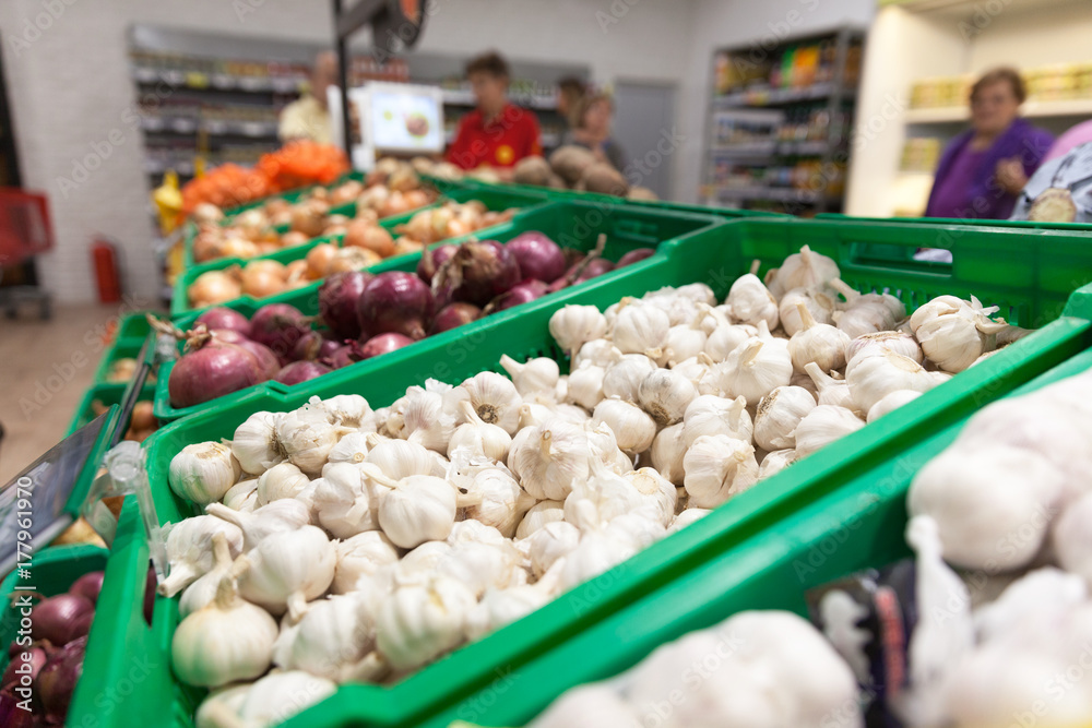Garlic on supermarket vegetable shelf