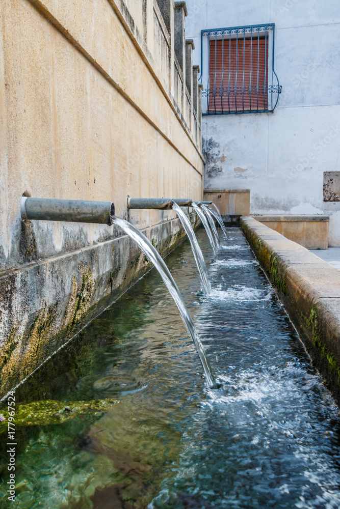 Una vieja y rústica fuente de agua Una vieja y rústica fuente de agua