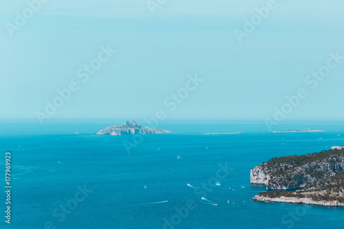 Blick auf das weite, blaue Meer, Marseille, Schiff am Steilhang in Marseille, Côte d'Azur, Frankreich