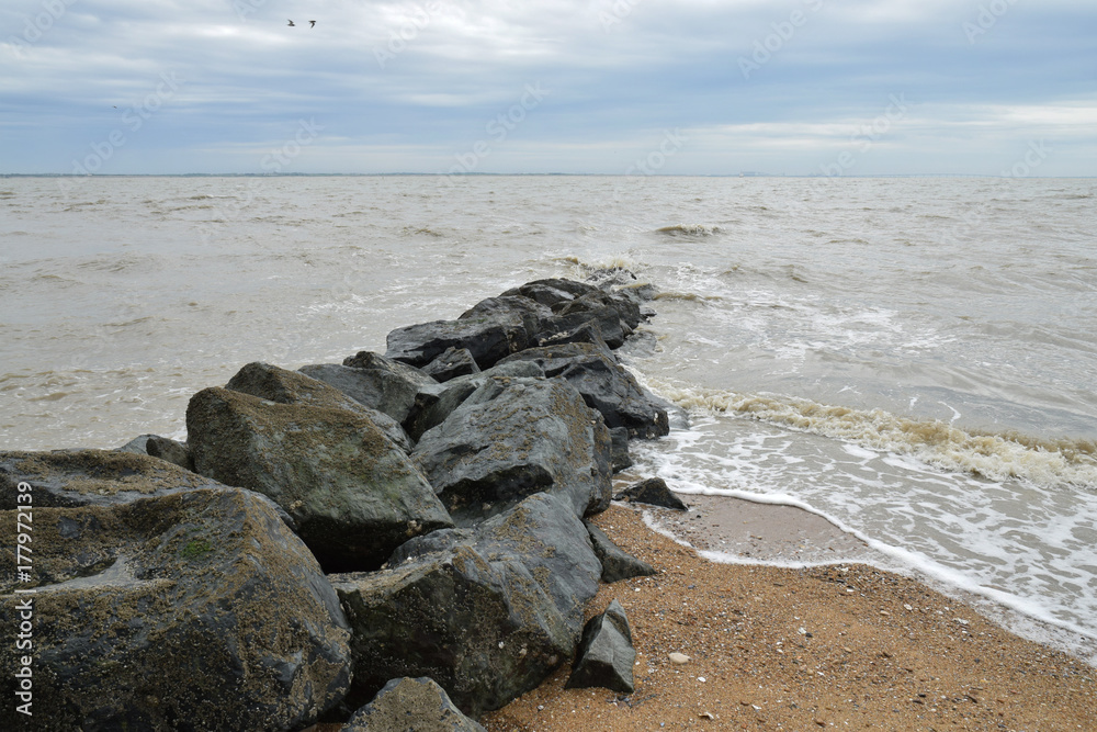 Rochers plongeant dans l'océan Atlantique à La pointe de l'Aiguillon, Vendée 