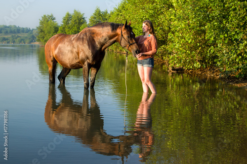 Mädchen mit Pferd spiegelt sich im See