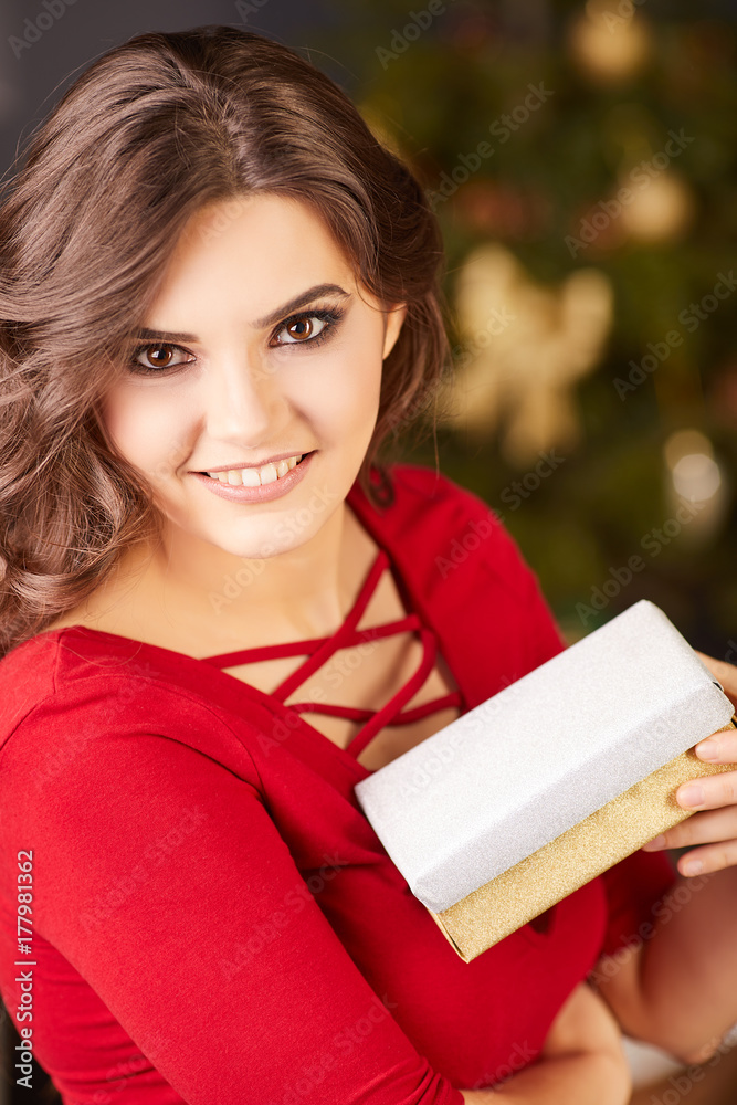 Obraz premium Portrait of a young woman during preparations for Christmas at home