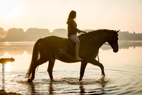 Mädchen reitet ihr Pferd im See © Nadine Haase