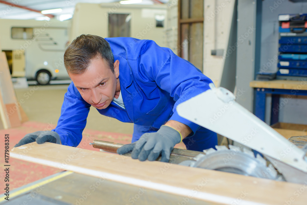 carpenter using table saw carpenter using table saw
