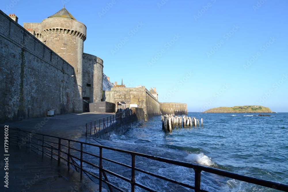 Fotografie The old citadel of Saint-Malo, in the morning, on the shore of the Atlantic Ocea