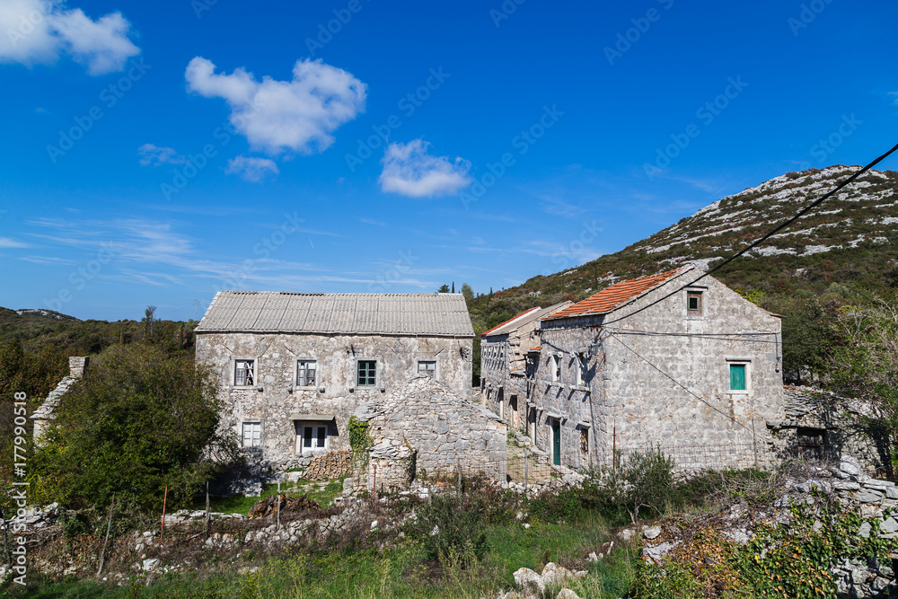 Main section of the abandoned village of Donja Nakovana