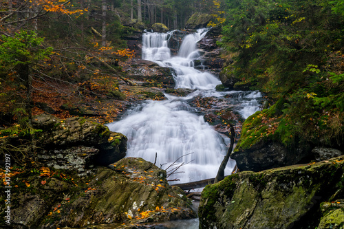 Fototapeta Naklejka Na Ścianę i Meble -  Risslochwasserfälle mit Laub und Steinen im Herbst im Bayerischen Wald