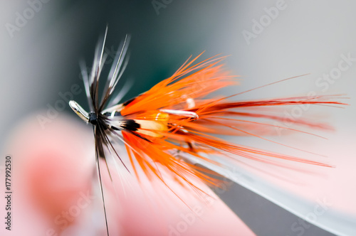 Foto Fly tying demonstration - finishing off the fly head by tying it off
