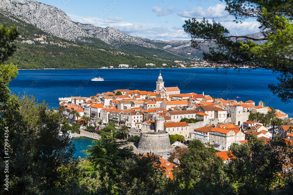 Obraz premium Framing Korcula old town in the trees