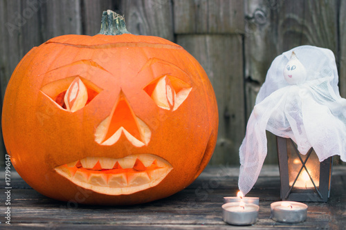 Gruseliger Halloween Kürbis mit Laterne und Geist als Dekoration für den 31 Oktober